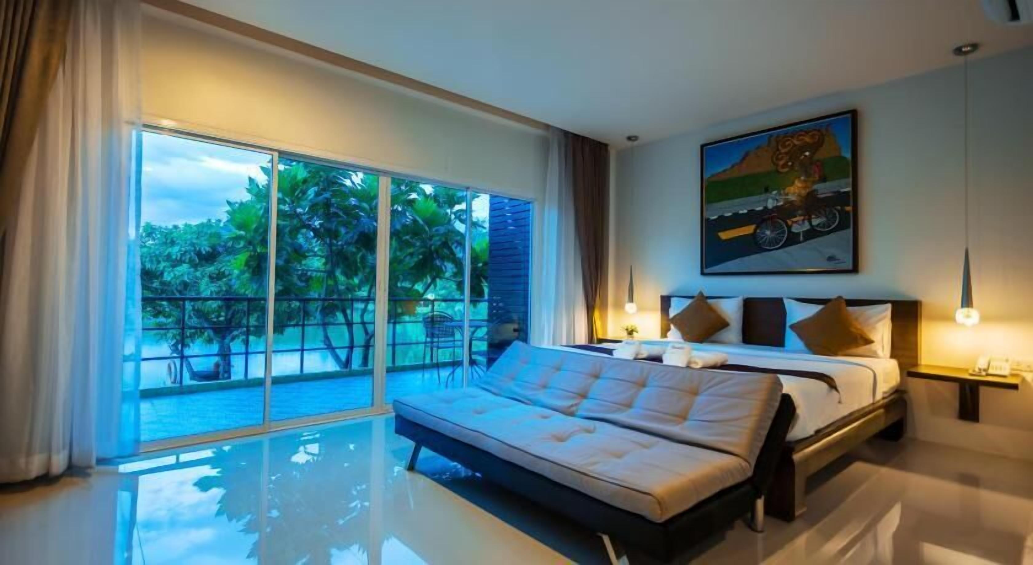 Cortinas blackout y tabla de planchar con plancha 