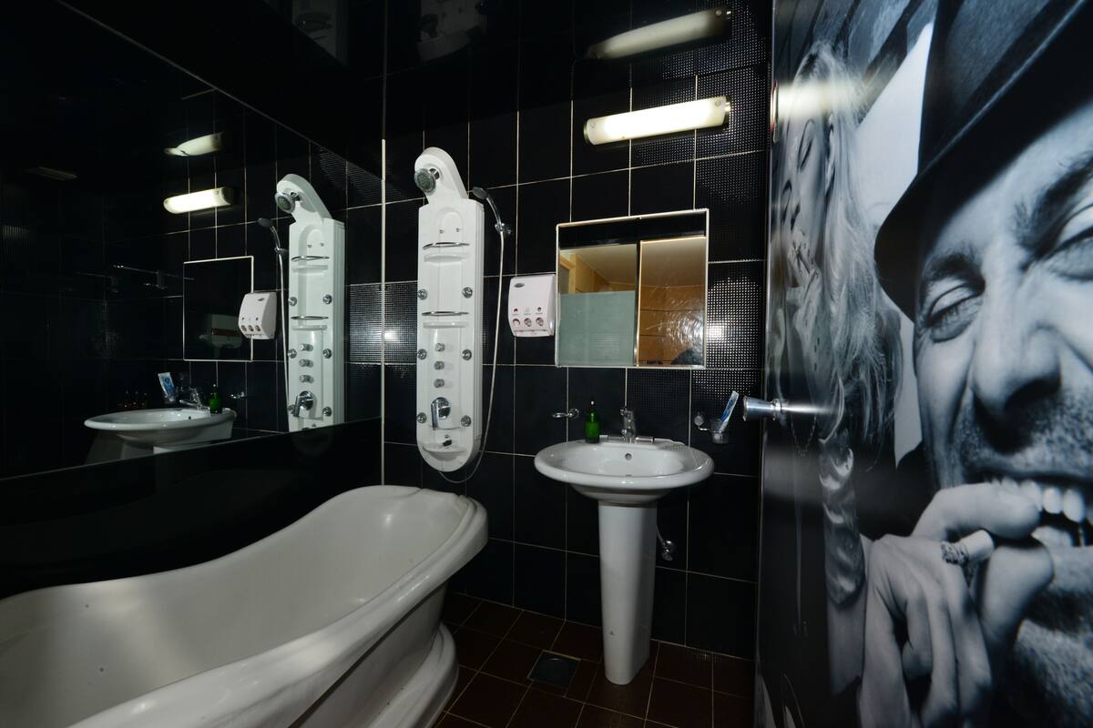 Ein Badezimmer mit Badewanne, Waschbecken und Spiegel.