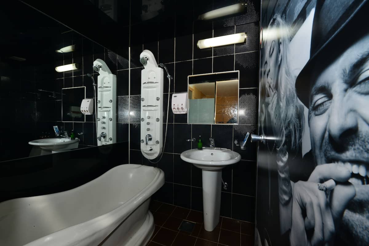 Bathroom | Shower, free toiletries, towels