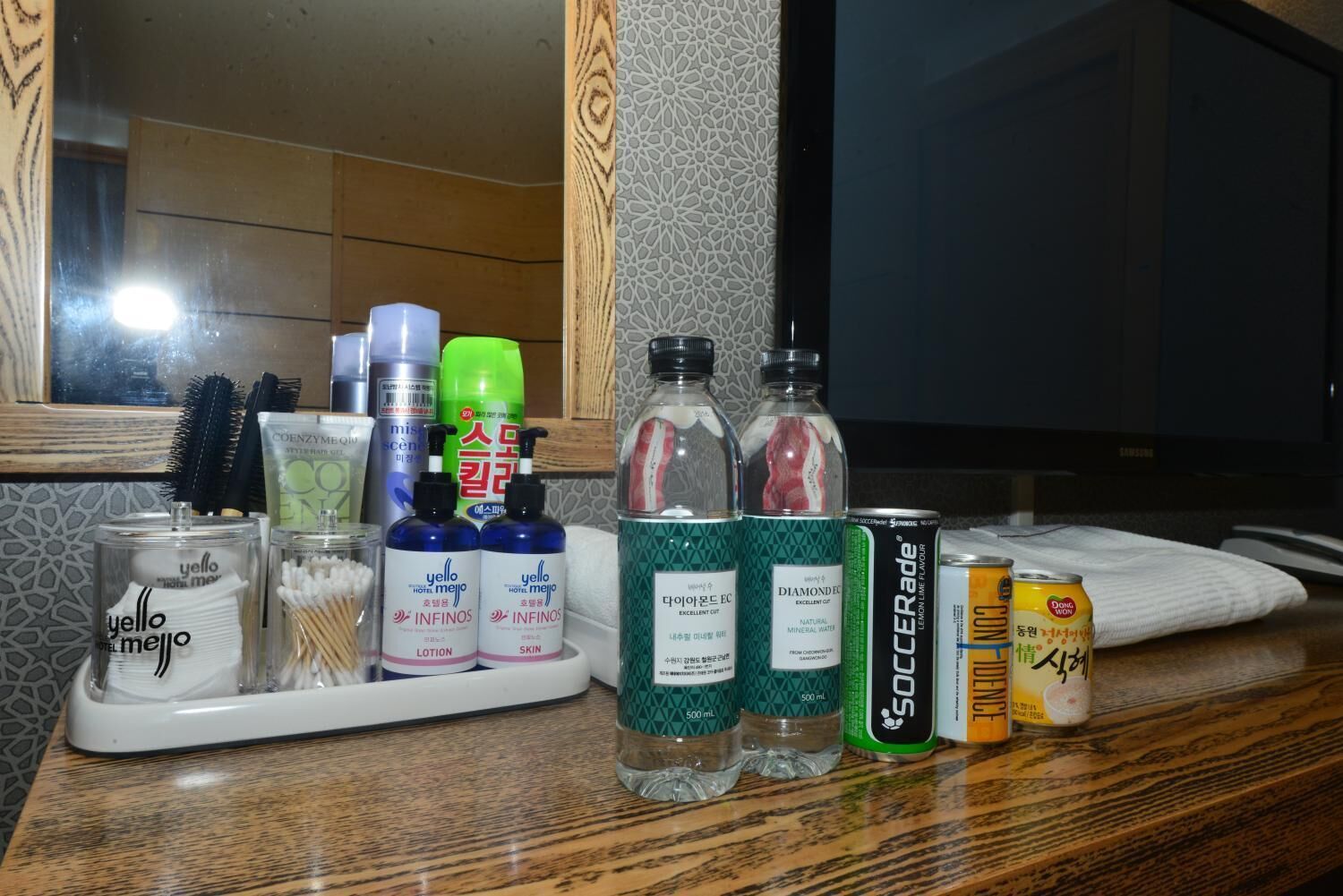 Shower, free toiletries, towels