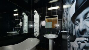 Un baño con bañera, lavabo y espejo.