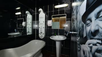 Douche, articles de toilette gratuits, sĂšche-cheveux, peignoirs