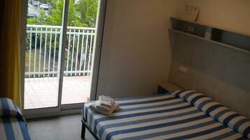 Habitación triple Confort | Caja de seguridad en la habitación, escritorio, cunas y wifi gratis