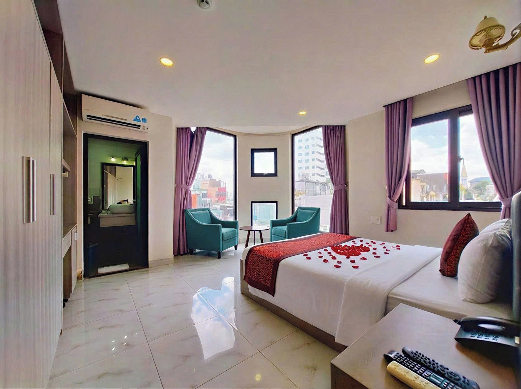 Suite Majestueuse, 1 grand lit, vue ville | Minibar, coffres-forts dans les chambres, bureau, chambres insonorisées