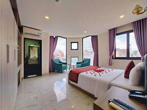 Phòng Suite Grand, 1 giường cỡ queen, quang cảnh thành phố | Minibar, két bảo mật tại phòng, bàn, phòng cách âm