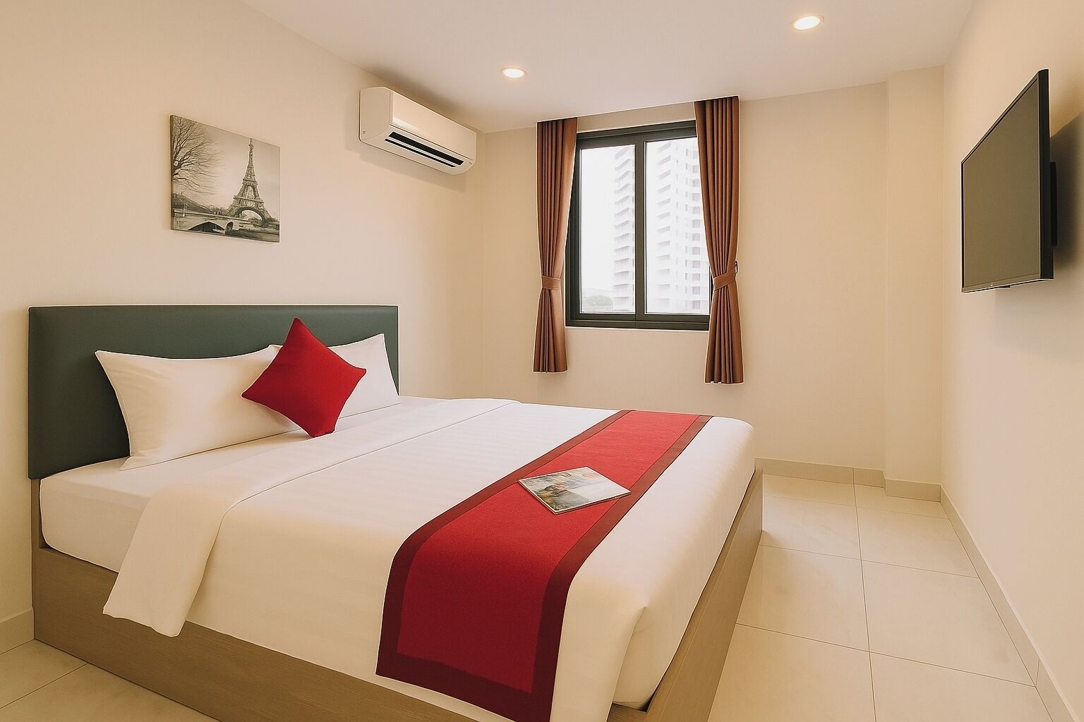 Habitación de hotel con cama, ventana con cortinas, unidad de aire acondicionado, televisor de pantalla plana y un cuadro de la Torre Eiffel.