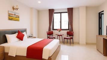 Deluxe Double Room, 1 Queen Bed, City View | Minibar, in-room safe, desk, soundproofing