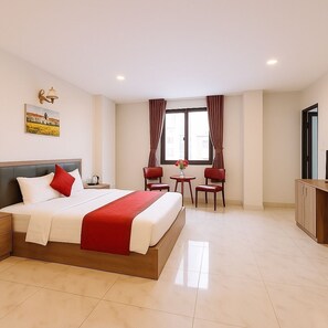 Habitación doble Deluxe, 1 cama Queen size, vista a la ciudad | Minibar, caja de seguridad en la habitación y escritorio 