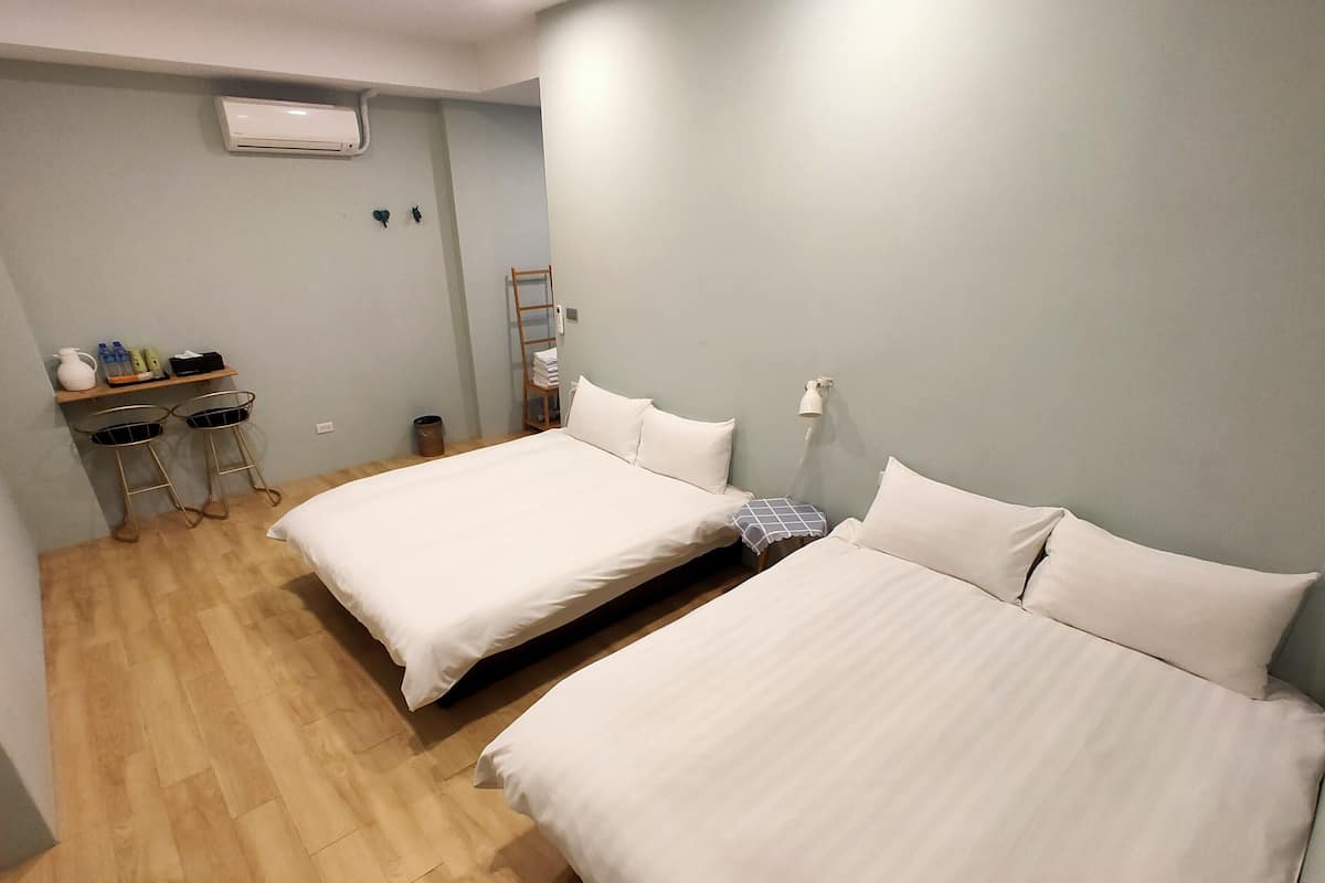 スタンダード 4 人部屋 | 遮光カーテン、防音設備、ベッドシーツ