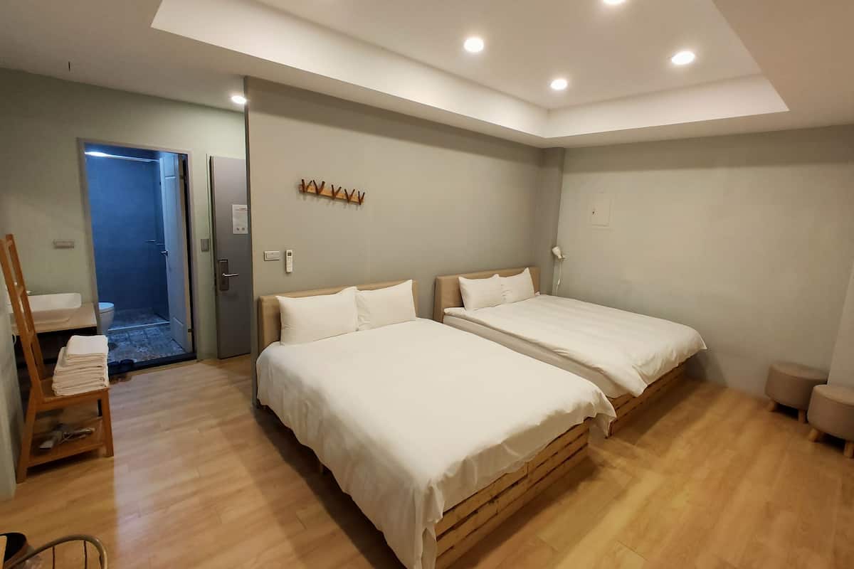 コンフォート 4 人部屋 | 遮光カーテン、防音設備、ベッドシーツ