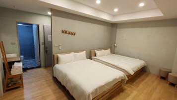 Chambre Quadruple Confort | Rideaux occultants, chambres insonorisées, draps fournis