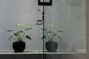 Rainfall showerhead, free toiletries, hair dryer, slippers - H Hotel (Fukuoka)