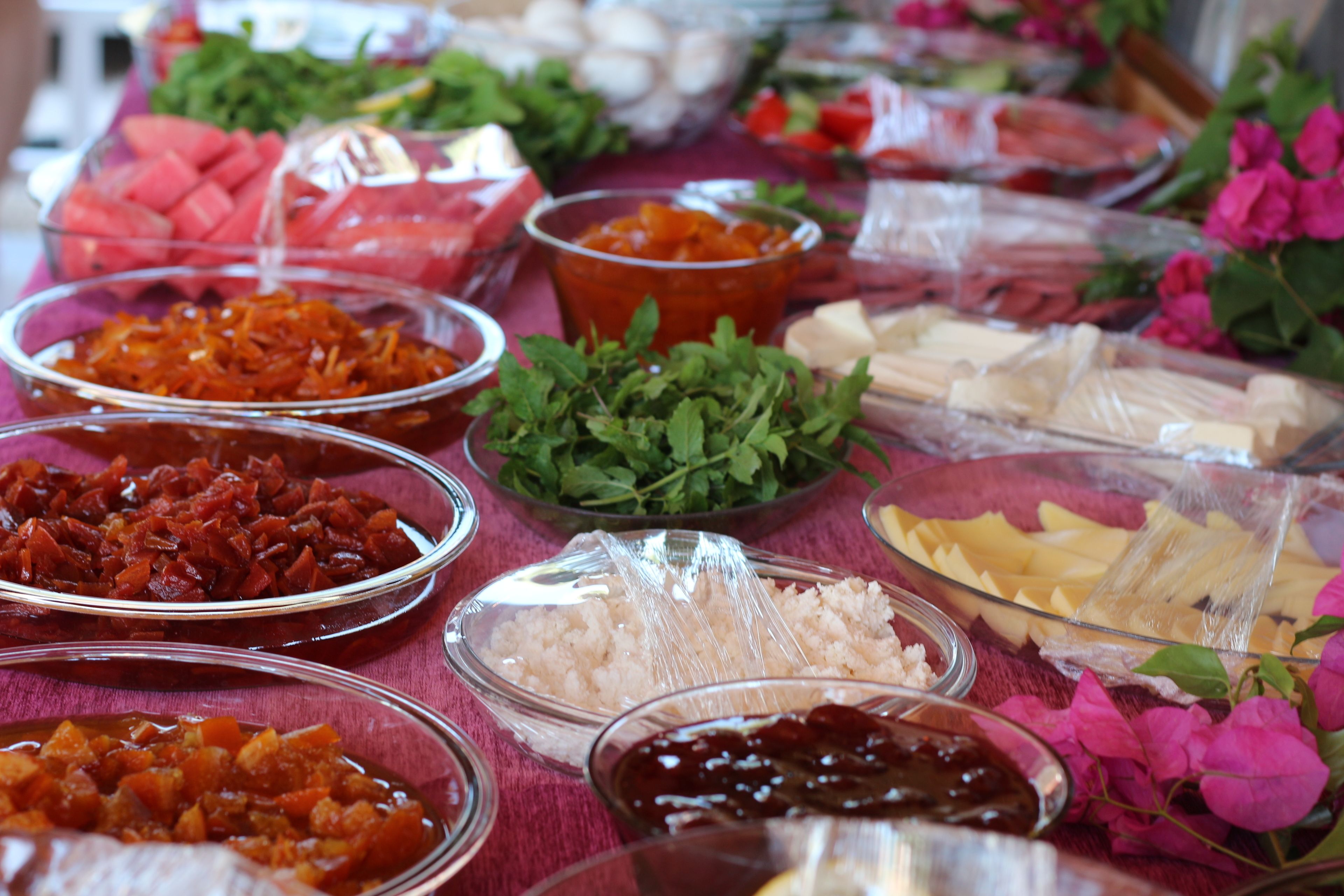 Uma mesa com diversos alimentos e ervas frescas.