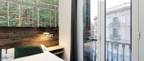 Standard Twin Room, Courtyard View | Minibar, in-room safe, blackout drapes, soundproofing