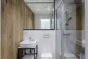 Habitación City doble, vistas a la ciudad | Baño | Ducha, artículos de higiene personal gratuitos y secador de pelo