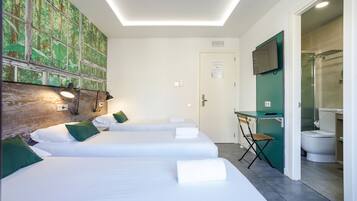 Habitación triple, vistas a la ciudad | Sábanas de algodón egipcio y ropa de cama de alta calidad