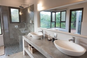 Villa | Bathroom | Combined shower/bathtub, deep-soaking bathtub, free toiletries