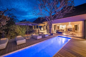 Outdoor pool, pool umbrellas, sun loungers - Villa Kudu (Hoedspruit)