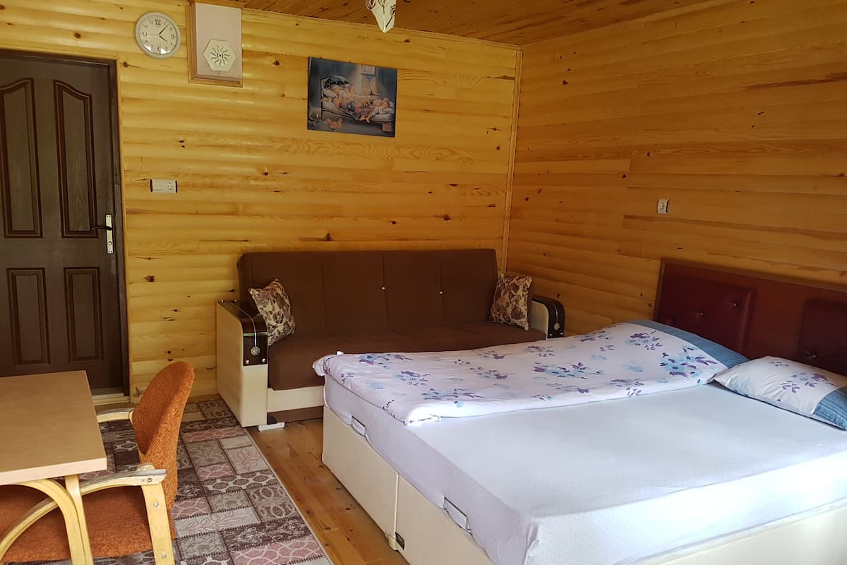 Royal kamer, uitzicht op tuin | 1 slaapkamer, een kluis op de kamer, een bureau, een laptopwerkplek