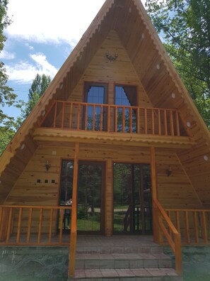 Villa Deluxe, vista al jardín | Caja de seguridad en la habitación y escritorio