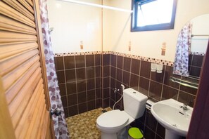 Ducha, artículos de tocador gratuitos, pantuflas