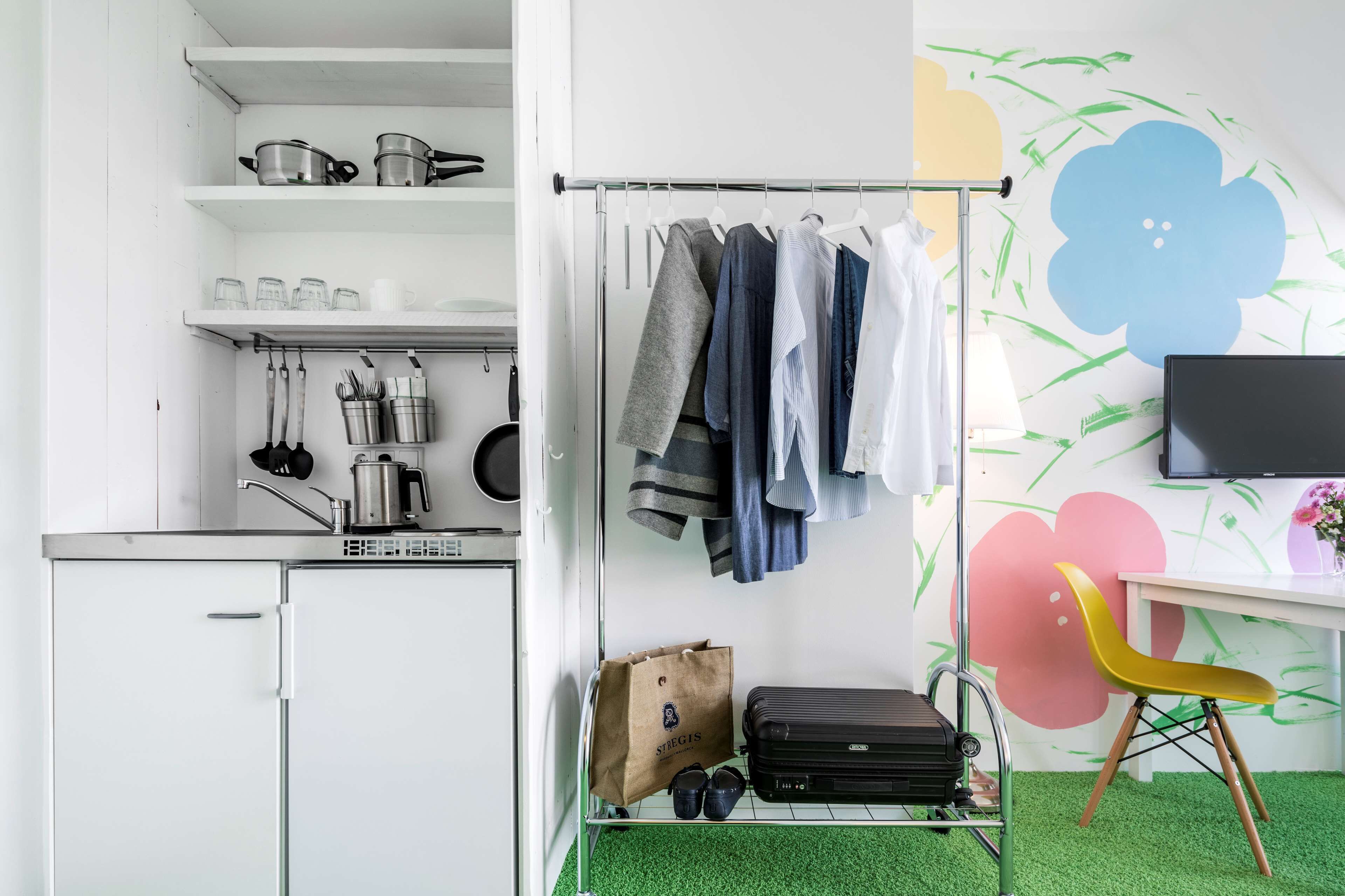 desk, free wifi, bed sheets