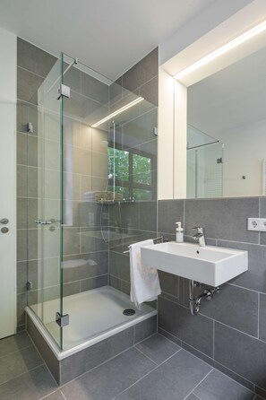 Een douche, een haardroger, handdoeken