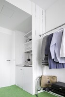 Escritorio, wifi gratis y ropa de cama 