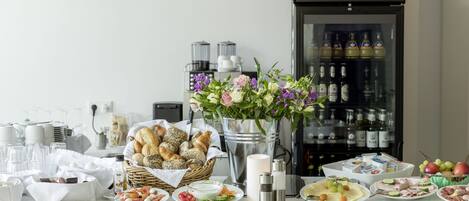 بوفيه فطور يوميًا بتكلفة قدرها (13.90 EUR للشخص)