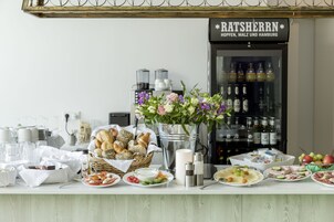Desayuno buffet diario (EUR 13.90 por persona)