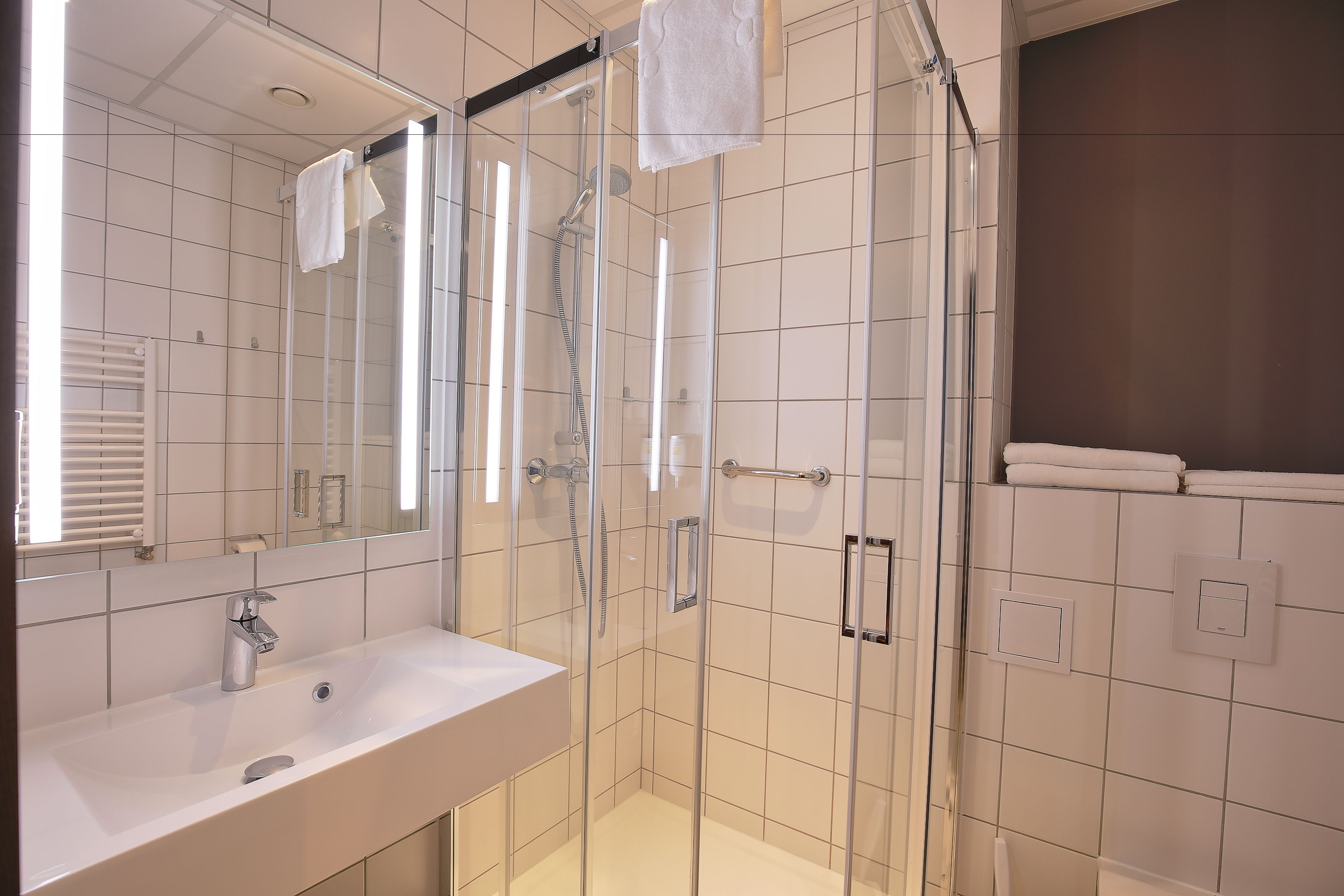 standard twin room, 2 single beds | bathroom | shower, free toiletries, hair dryer, towels