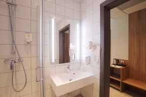 Shower, free toiletries, hair dryer, towels - Active Hotel (Wroclaw)