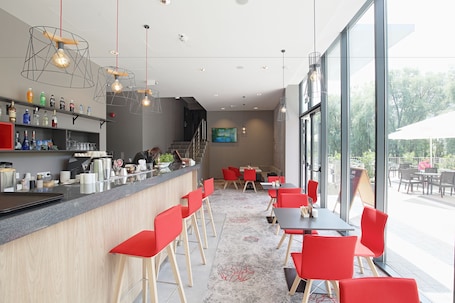 Bar (en la propiedad). Active Hotel