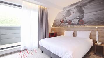 Standaard tweepersoonskamer, balkon | Een kluis op de kamer, een bureau, verduisterende gordijnen