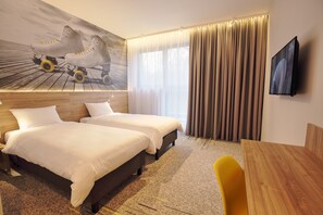 Habitación estándar con 2 camas individuales, 2 camas individuales | Caja fuerte, escritorio, cortinas opacas y sistema de insonorización