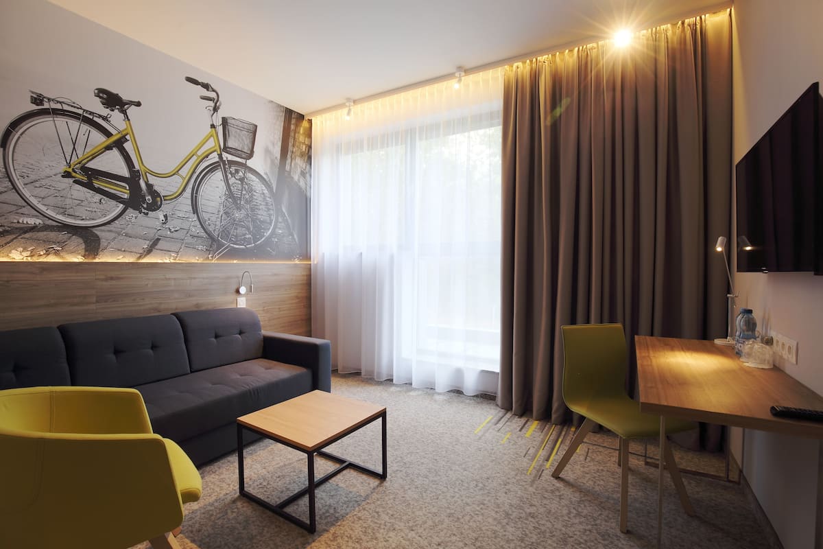 Premium tweepersoonskamer, 1 kingsize bed | Een kluis op de kamer, een bureau, verduisterende gordijnen