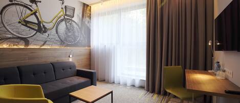 Kamar Double Premium, 1 Tempat Tidur King | Brankas, meja kerja, tirai kedap cahaya, dan kedap suara