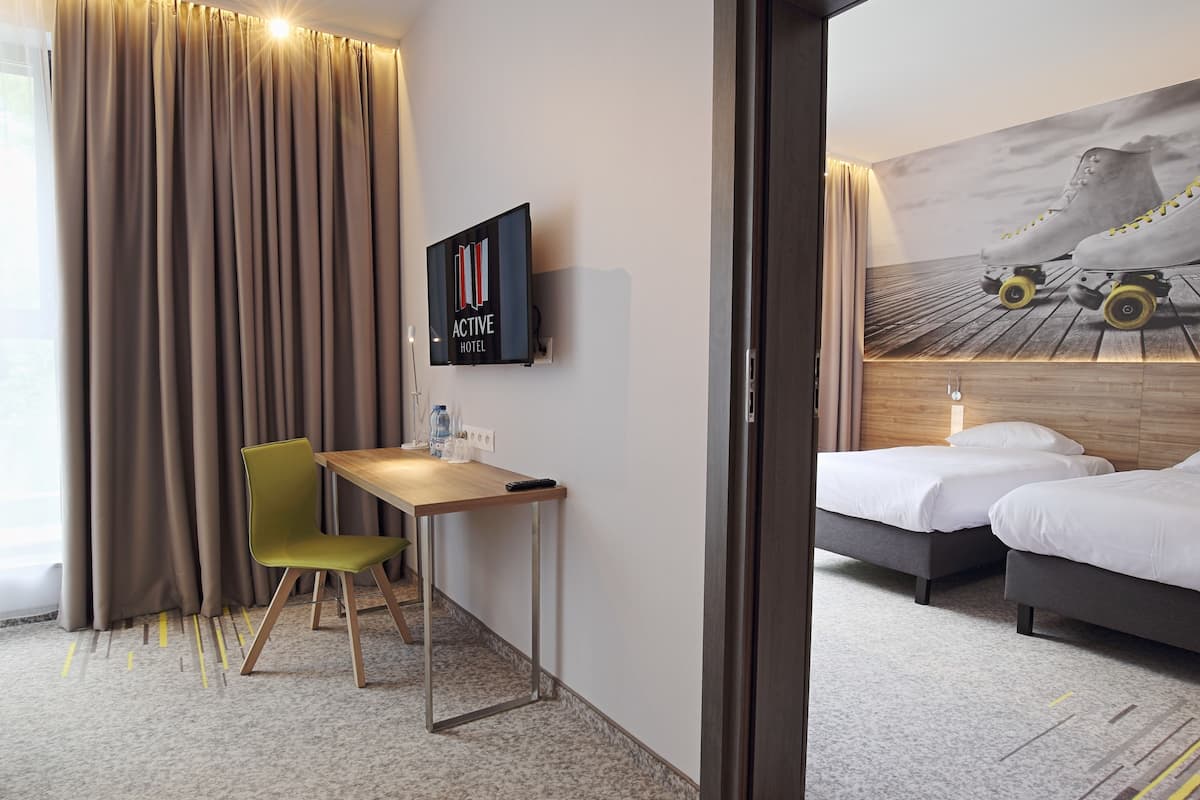 Familie studio, 2 slaapkamers | Een kluis op de kamer, een bureau, verduisterende gordijnen