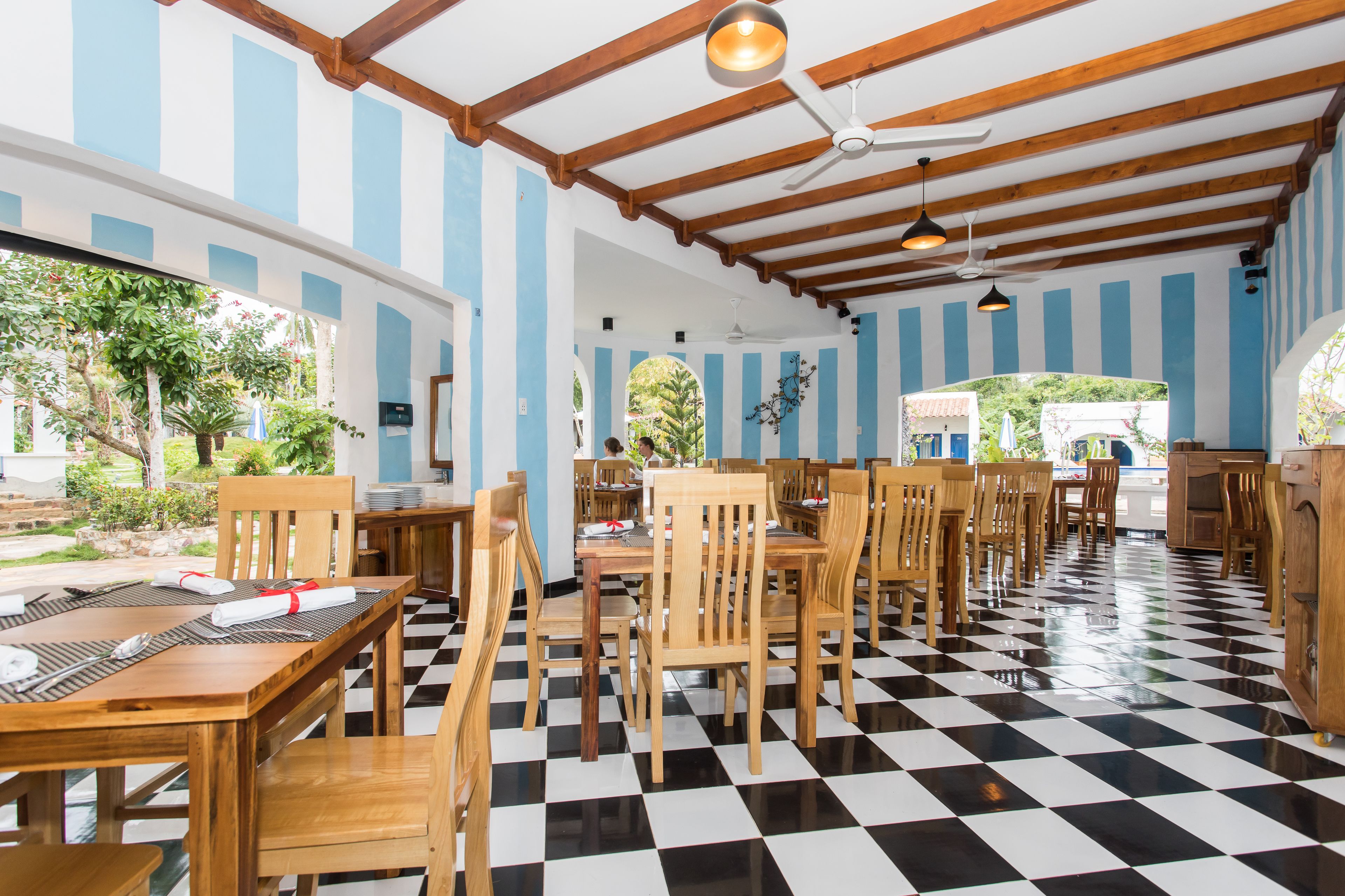 Se sirven desayunos y cocina local e internacional, junto a la piscina 