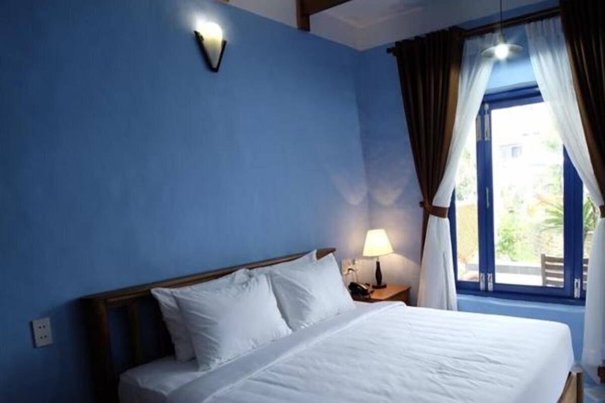 Bungalow Deluxe, quang cảnh hồ bơi | Minibar, két bảo mật tại phòng, bàn, màn/rèm cản sáng 