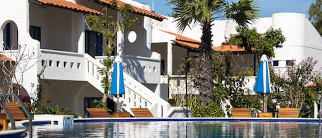 Piscine extérieure, parasols, chaises longues