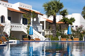 Piscina externa, guarda-sóis, espreguiçadeiras