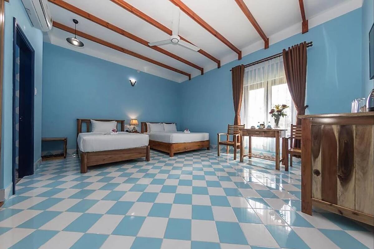 Deluxe Triple Bungalow | Minibar, két bảo mật tại phòng, bàn, màn/rèm cản sáng 