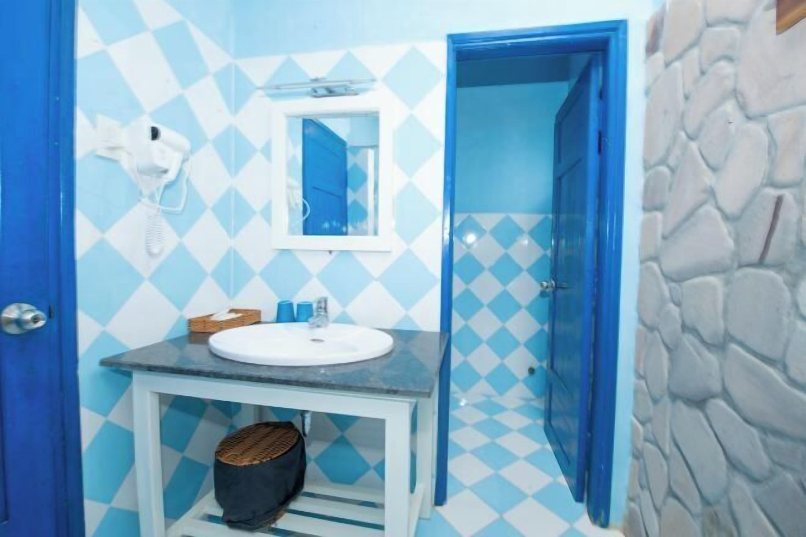 Baño | Ducha, artículos de higiene personal gratuitos y secador de pelo