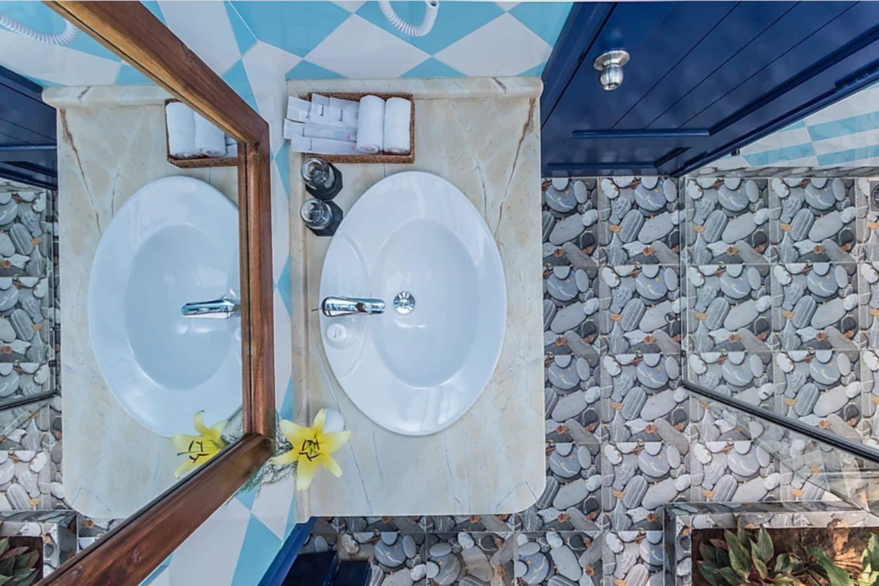 deluxe twin bungalow | bathroom | shower, free toiletries, hair dryer, slippers