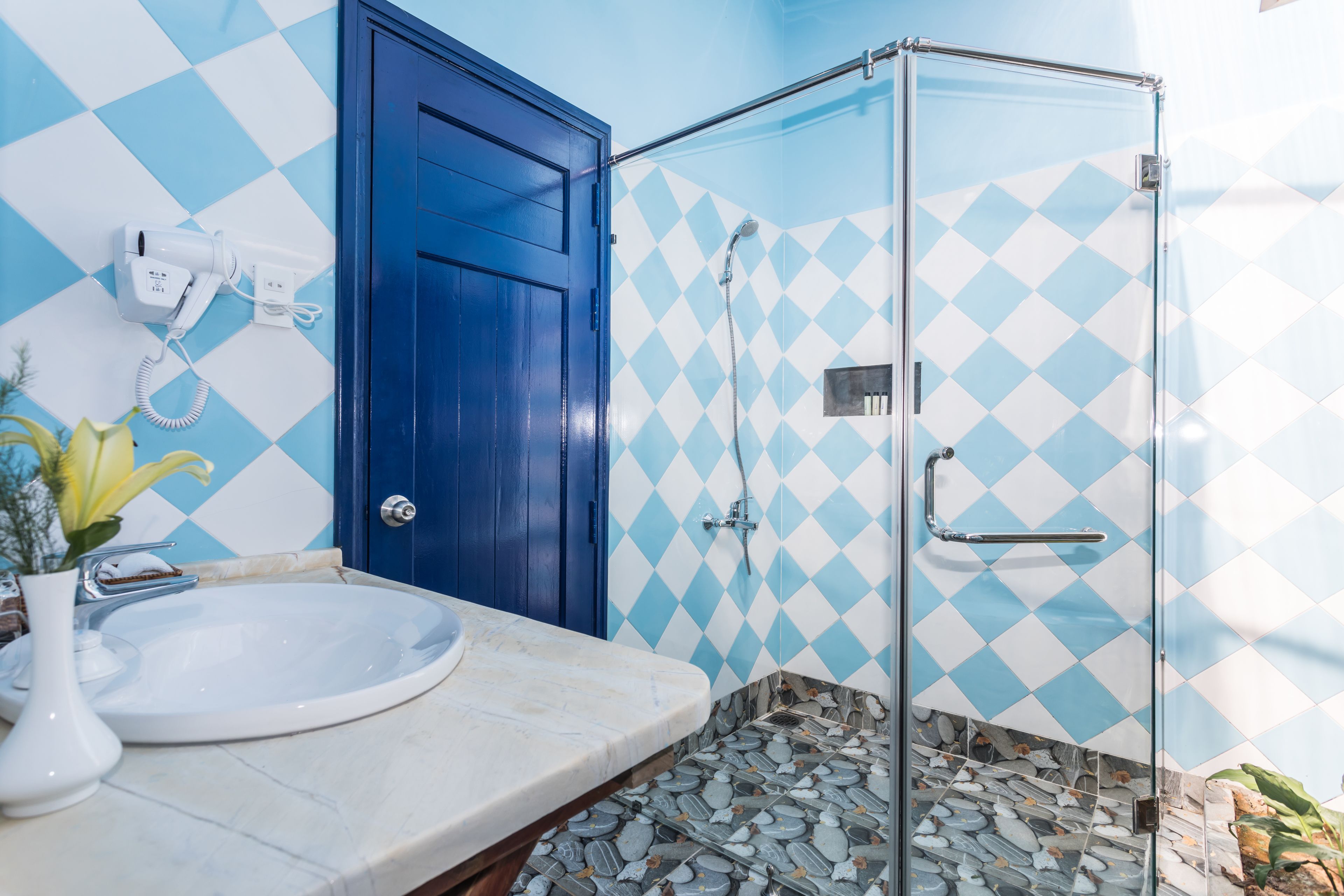 deluxe twin bungalow | bathroom | shower, free toiletries, hair dryer, slippers