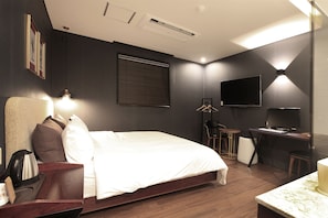 Phòng đôi Deluxe (Fri/Sat check in time: 8PM) | Phòng tắm | Bồn tắm và buồng tắm vòi sen riêng, bồn tắm ngâm
