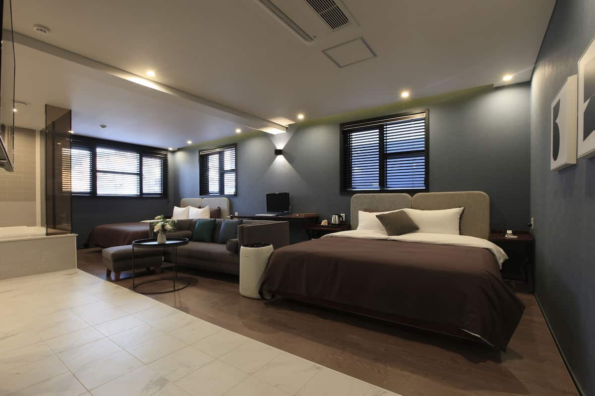F. Suite - Fri/Sat Check-in Time: 8PM | Bathroom | Separate tub and shower, deep soaking tub, free toiletries, hair dryer