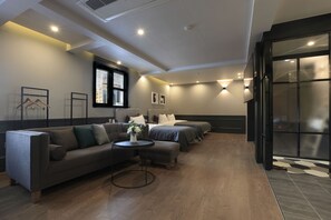 尊荣套房 (Fri/Sat check in time: 8PM) | 高档床上用品、羽绒被、办公桌、隔音
