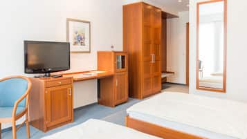 Minibar, desk, laptop workspace, free WiFi